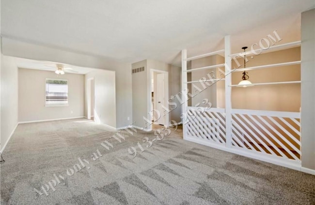 Building Photo - Adorable 3 Bed 2 Bath Duplex in Olathe-coming SOON!!