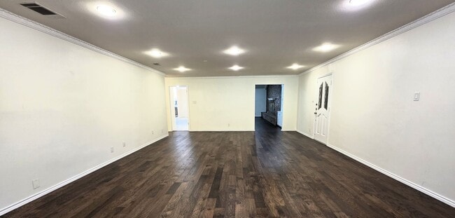 Building Photo - Large Duplex Unit just down the Street fro...