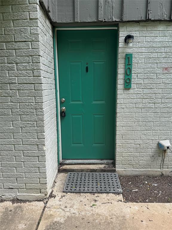 Building Photo - 305 E Croslin St