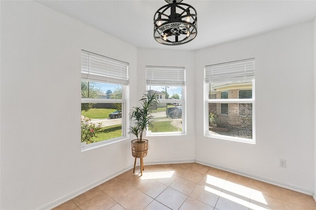 Building Photo - 16734 Warbler Dr