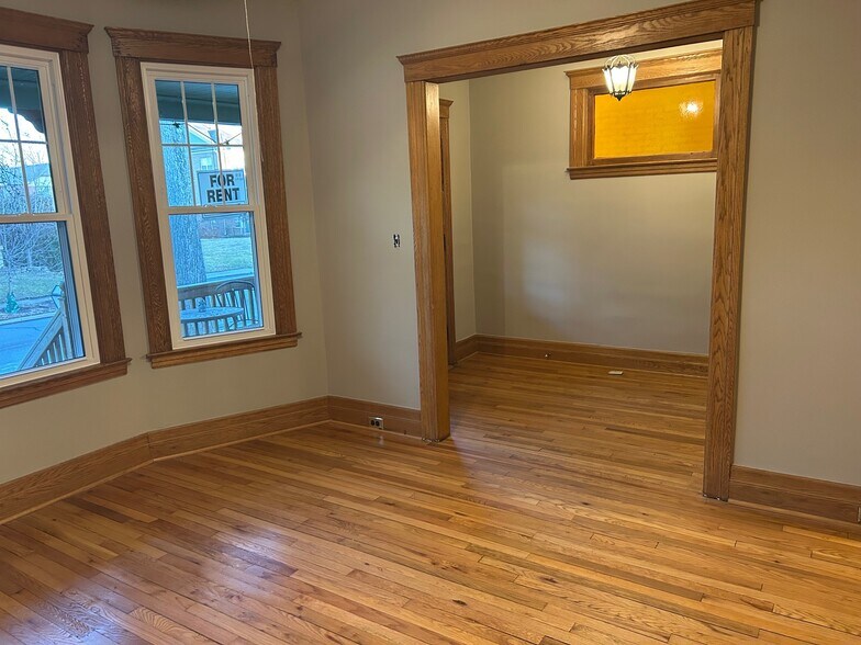 Living room to Foyer - 1075 Lakepointe St