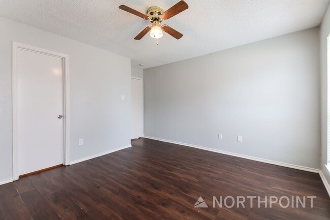 Building Photo - 3 BR/2BA | Updated Single Family Home |  Private backyard | In Dallas!