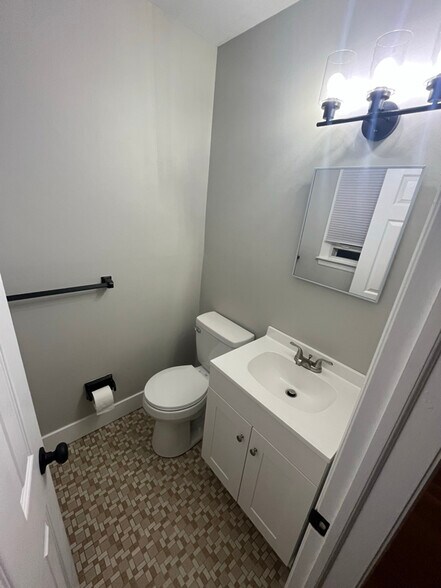 Building Photo - 2700 Barnsley Rd