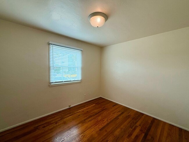 Building Photo - Classic Crown Point Beach Home – Charming Coastal Living Just Minutes from the Bay