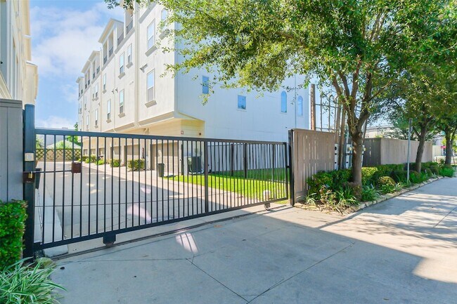 Building Photo - 4015 Lillian St