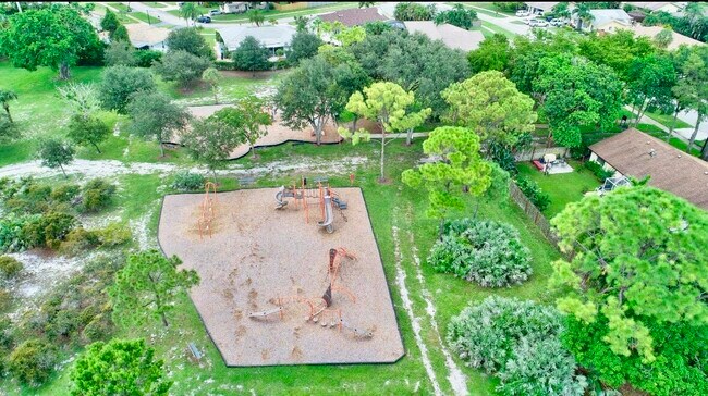 Building Photo - 17768 Maplewood Dr