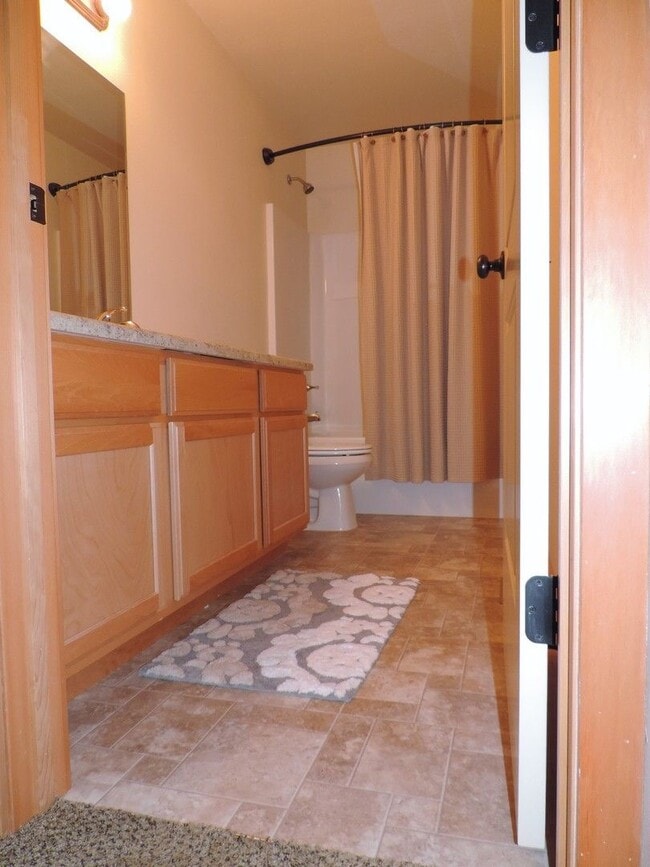 Building Photo - Large 4 Bdm 2.5 Baths Available!