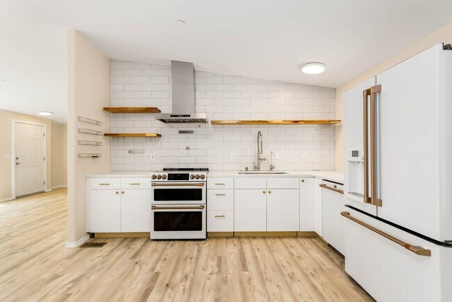 Building Photo - 3930 E Lake Sammamish Pkwy NE