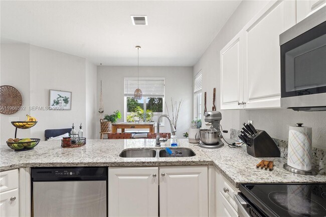 Building Photo - 5343 SW 40th Ave