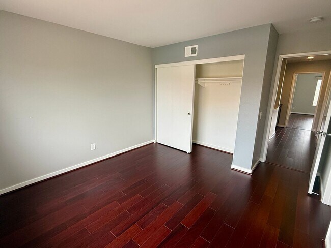 Building Photo - 4 bed, 3 bath Townhouse in Gated Community...
