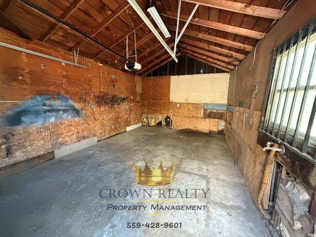 Building Photo - 893 E Academy Ave