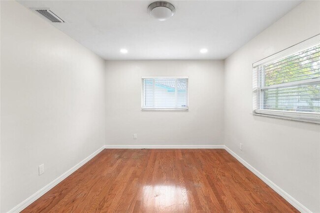 Building Photo - 1966 Sandra Dr