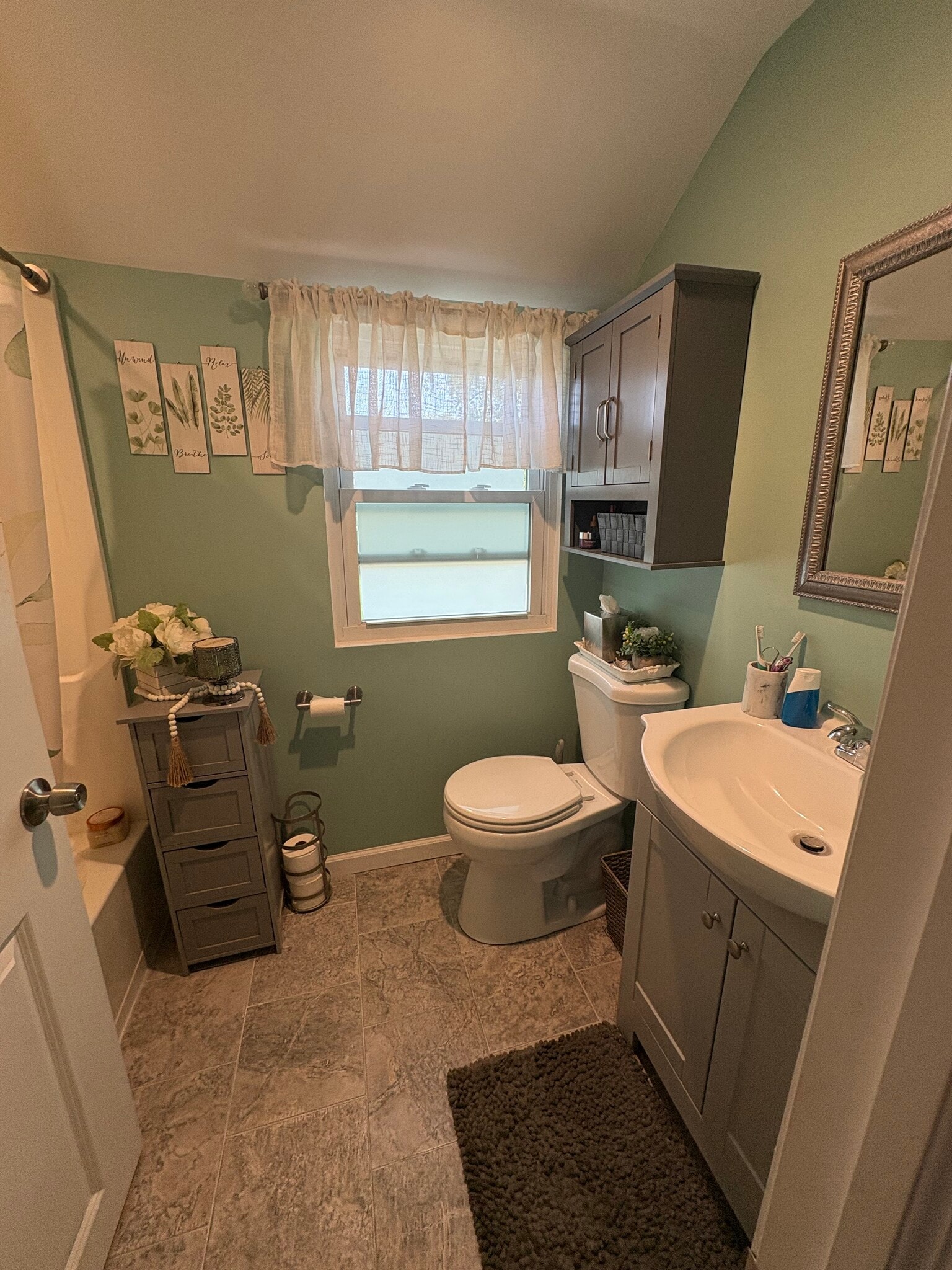 Second floor full bathroom - 2609 Armstrong Ave