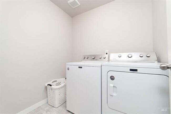 Building Photo - $500 OFF OCTOBER RENT!