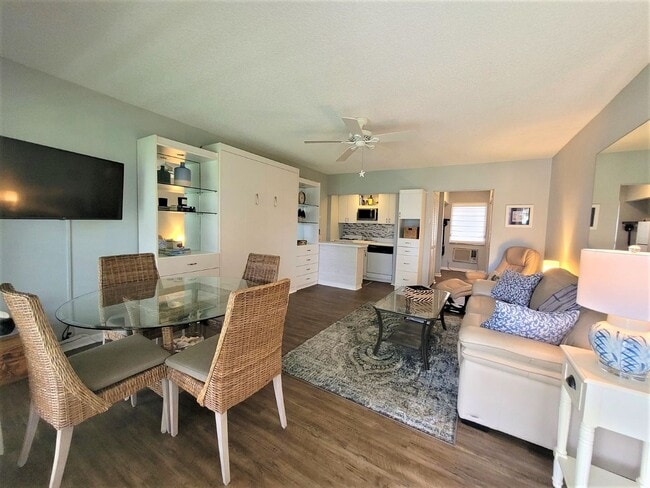 Building Photo - Renovated Efficiency Unit at Aquarius of M...