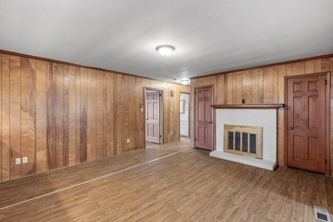 Building Photo - Large Brick Ranch, New Wood Like Flooring Throughout, Just Painted, LR, Den, Sun Room, Carport!