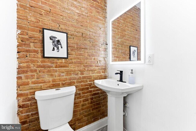 Building Photo - 737 Dolphin St