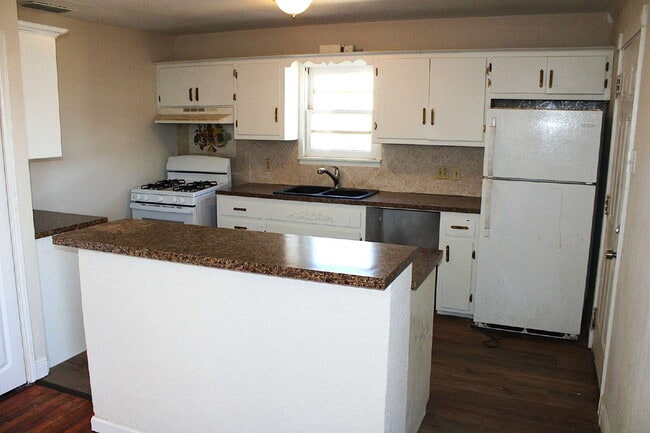 Building Photo - nicely remodeled 2/2 spacious home