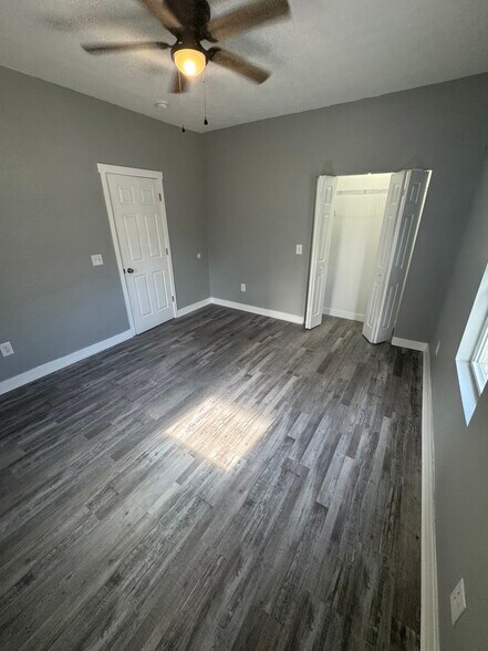 Building Photo - 1522 N Farmer Ave