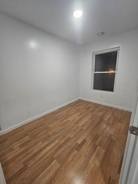 Building Photo - 552 E 24th St