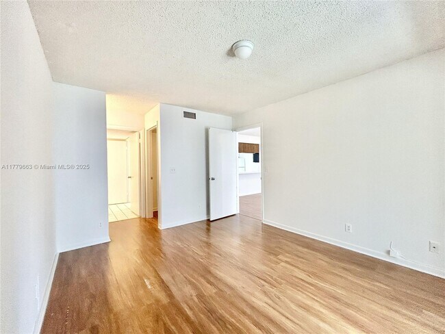 Building Photo - 6331 La Costa Dr