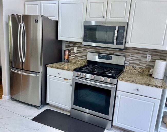 Building Photo - 42 Evergreen Cir