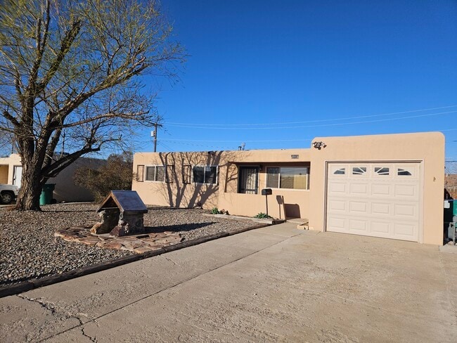 Building Photo - 3513 Sierra Vista Dr
