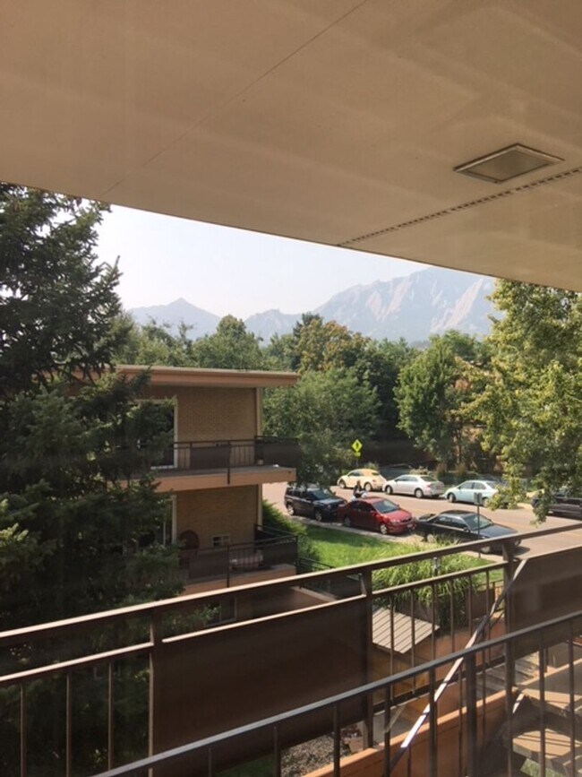 Building Photo - AMAZING LOCATION NEAR CAMPUS 2 Bed 1 Bath Condo-AVAILABLE NOW!