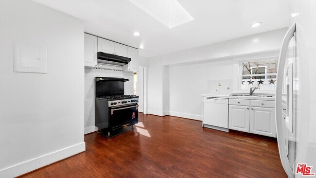 Building Photo - 915 Palms Blvd