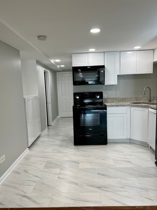 Building Photo - 1833 N Sawyer Ave