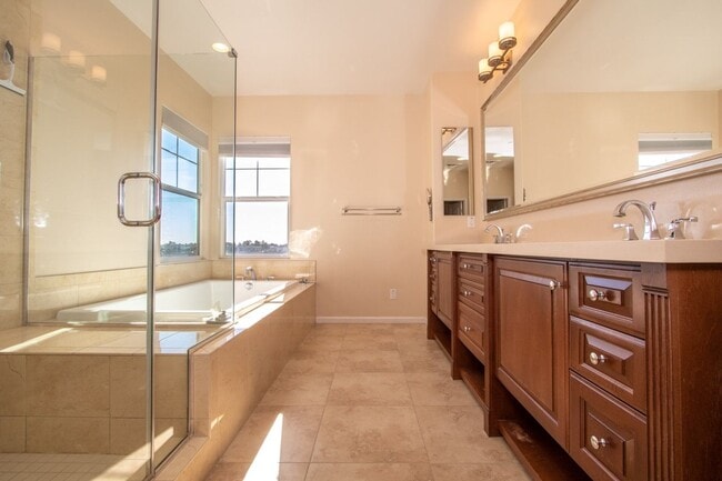 Building Photo - 4 Bed / 2.5 Bath Home with Premium Panoram...