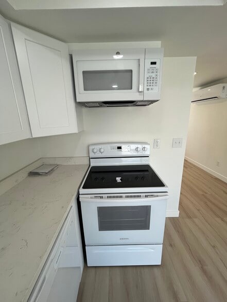 New Stove and Microwave - 723 E 600 S
