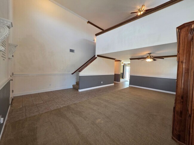 Building Photo - 4 bedroom 3 bathroom in SE Visalia!