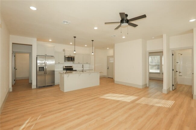 Building Photo - 655 N Genevieve Ave