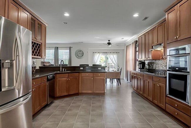 Building Photo - 334 Albrighton Way