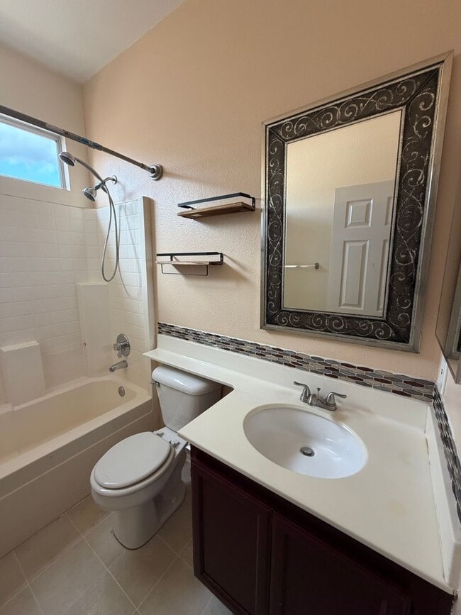 Building Photo - 3 Bed, 2.5 Bath Townhome in gated Park Lane Community