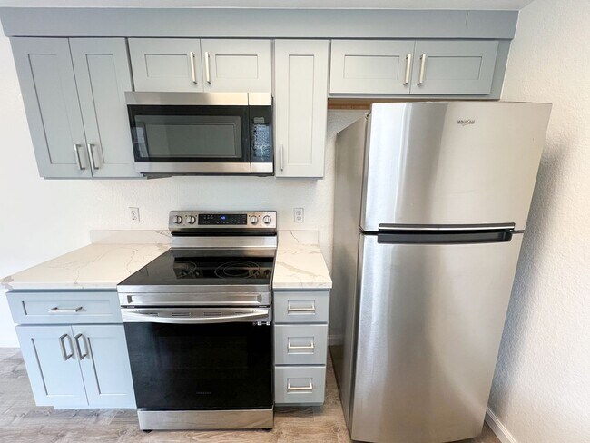 Building Photo - Remodeled Townhouse Near Downtown Campbell