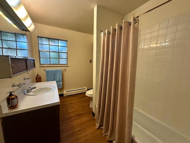 Building Photo - 3 Bedroom, 2 Bath! with Parking, Washer and Dryer, finished basement! (Comanche)