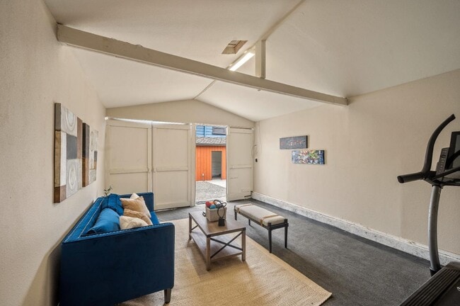 Building Photo - 6900 Thornhill Dr