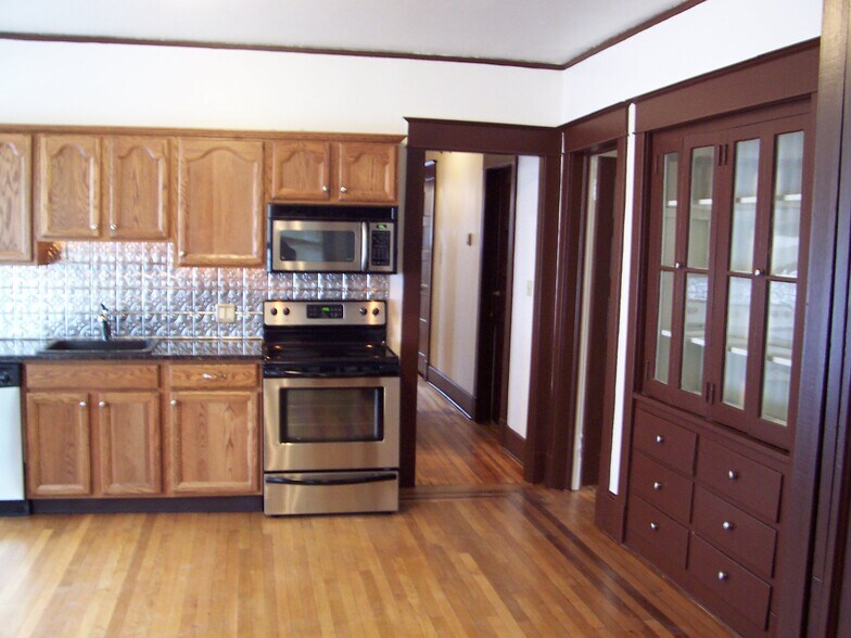 Building Photo - 220 Ontario St