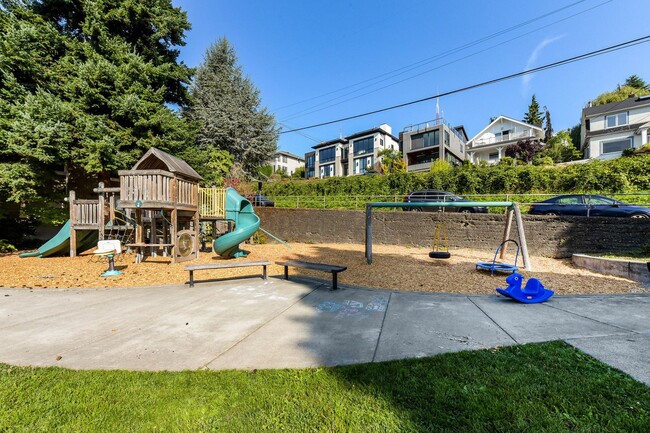 Building Photo - Rooftop Deck & Convenient Seattle Location