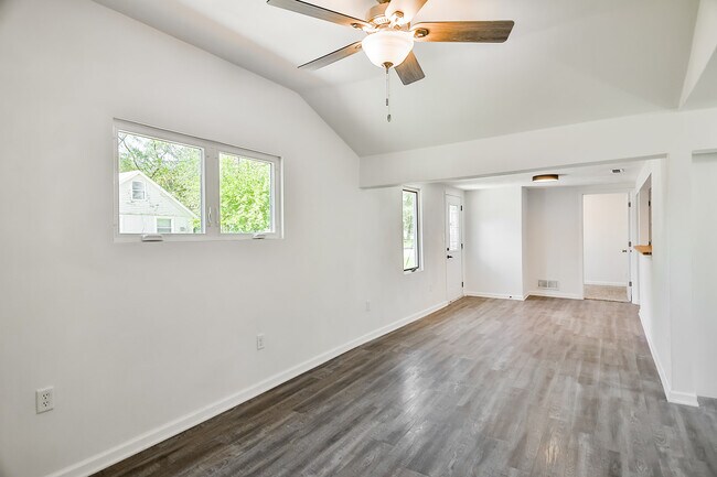 Building Photo - 402 Marquette Rd