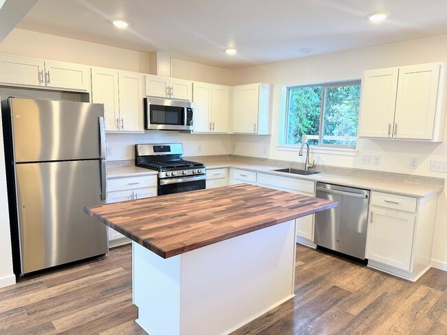 Building Photo - 112 Maple St