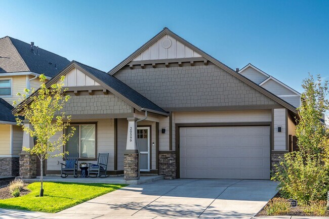 Building Photo - Furnished Spacious Home, Fully Equipped Kitchen, Garage Included