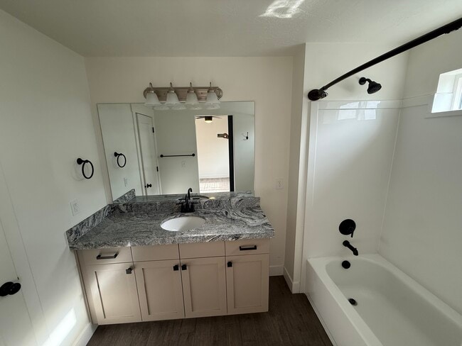 Building Photo - 4724 E Lk Cor Dr