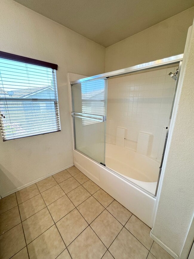 Building Photo - THREE BEDROOM TWO AND A HALF BATH POOL USE SEE VIDEO
