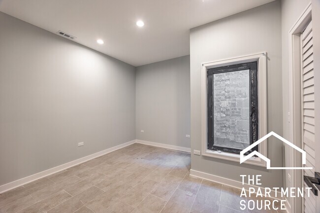Building Photo - 5422 W Belmont Ave