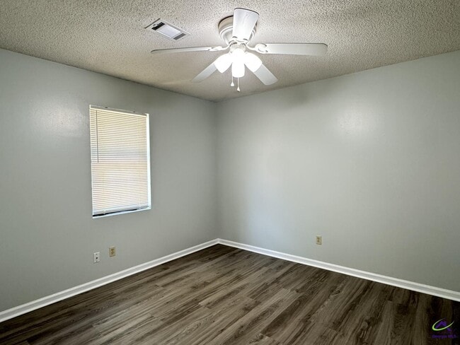 Building Photo - 120 Springwood Dr