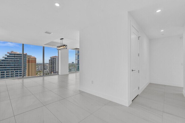 Building Photo - Stunning High-Rise Condo with Ocean Views | Prime Beach Location