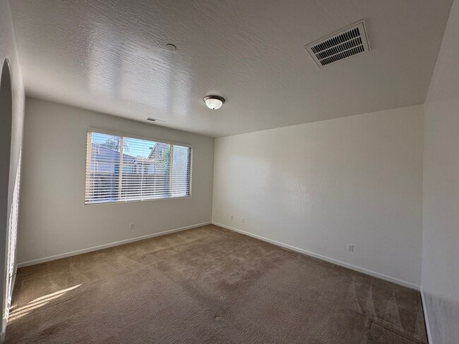 Building Photo - NW Visalia Home Near Shopping Center Available Now!